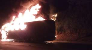 Ônibus com 24 passageiros pega fogo após bater em moto em MG