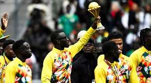 Senegal desafia CAF e exibe troféu da Copa Africana antes de amistoso na França