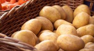 O motivo de você nunca dever guardar batatas com cebolas