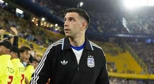 Dibu Martínez detona atuação da Argentina, cobra postura e mostra alívio por final cancelada