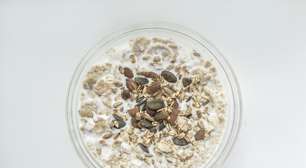 Se você come aveia no café da manhã por causa de suas propriedades nutricionais, a ciência tem uma sugestão: seria melhor comê-la no jantar