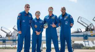 Astronautas da missão Artemis 2 chegam a centro de lançamento na Flórida