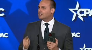 Eduardo diz gravar vídeo em congresso para mostrar ao pai; Bolsonaro está proibido de usar celular