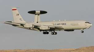 Fotos mostram avião espião americano destruído por drone iraniano em base saudita