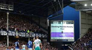 Torcedores ingleses rejeitam VAR: três em cada quatro são contra a tecnologia nos estádios