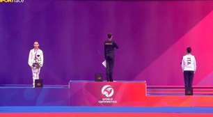 Ginasta russa dá as costas para hino da Ucrânia no pódio em protesto na Copa do Mundo