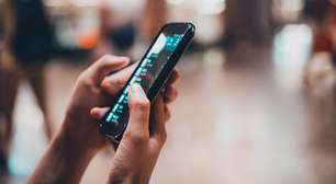 Uso excessivo de celular aumenta o risco de trombose? Especialista responde