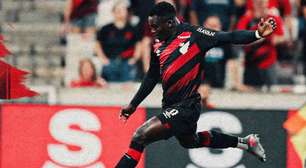 Athletico goleia o Botafogo e assume vice-liderança do Brasileirão