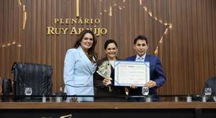 Alessandra Campelo homenageia professora Jacqueline com o título de cidadã do Amazonas