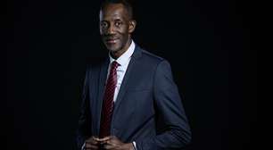 Negro e filho de imigrantes: quem é o prefeito de uma das maiores cidades da região parisiense, alvo de racismo