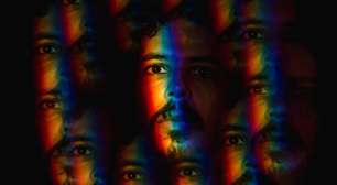 Pedro Salvador renasce com sede de renovação em novo disco homônimo