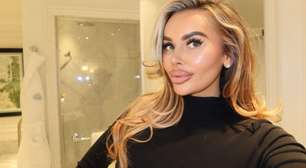 Influencer é criticada após publicar fotos ao lado do caixão da filha