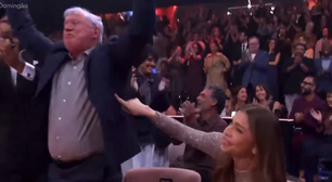 Pai de Grazi rouba a cena ao esquecer a filha em Melhores do Ano