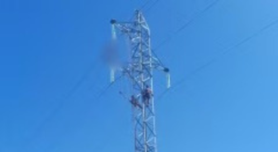 Técnico morre após descarga elétrica e corpo fica preso em torre de alta tensão em MG