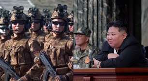 Kim Jong-un acompanha soldados quebrando tijolos com a cabeça em exercício militar na Coreia do Norte