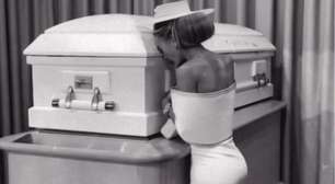 Noção? Web detona influenciadora após ela posar ao lado do caixão da filha