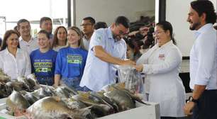 Wilson Lima inicia distribuição de 470 toneladas de peixe para instituições assistenciais no Amazonas