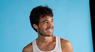 Tiago Iorc celebra 10 anos de "Troco Likes" com parcerias inéditas em novo disco: "talvez sejam minhas versões favoritas"