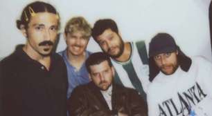 Jovem Dionisio transforma ônibus em palco na turnê do novo álbum