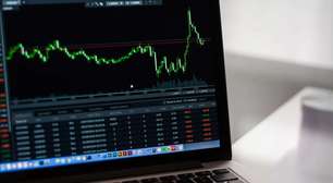 Ibovespa dispara mais de 2% e atinge 187 mil pontos; dólar cai