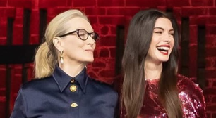 O Diabo Veste Prada: Hathaway brinca com maxibotas e microvestido