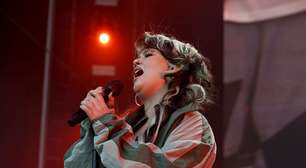 Lola Young diz que a 'recuperação do vício' é um 'processo contínuo'