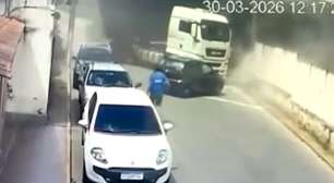 Vídeo mostra carreta sendo atingida por trem e arrastando carros em MG