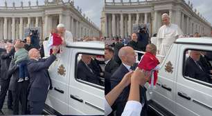 Bebê brasileiro vestido de papa recebe bênção de Leão XIV no Vaticano: 'Que momento!'