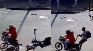 Jovem de patinete avança sinal vermelho e é atingido por motocicleta em Belo Horizonte