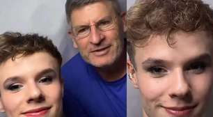 Pai de jovem maquiador emociona ao defender filho de ataque homofóbico durante live