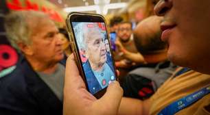 Ídolo do Flamengo reúne elenco atual em pré-estreia de documentário sobre sua carreira