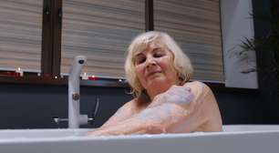 Médico revela quantidade ideal de banhos por semana para quem tem mais 60 anos e faz um alerta