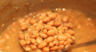 Pouca gente sabe, mas colocar esse tempero em pó no feijão pode reforçar o sistema imunológico e melhorar a digestão