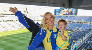 Virginia Fonseca e os filhos usam camisa com nome de Vini Jr. em jogo do Brasil