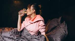 Beber água antes de dormir faz bem ou atrapalha o sono? Especialista responde
