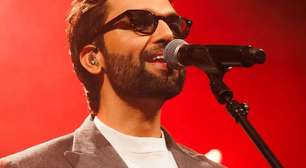 Silva posa sem roupas para anunciar álbum novo