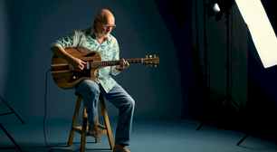 Chris Moore, britânico radicado no Brasil, estreia na música e reverencia o samba