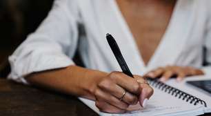 Se você pensa demais antes de dormir, este método de escrita terapêutica ajuda a controlar os pensamentos intrusivos e melhorar o sono