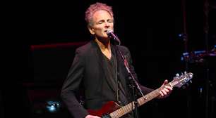 Lindsey Buckingham sai ileso após ataque com substância desconhecida