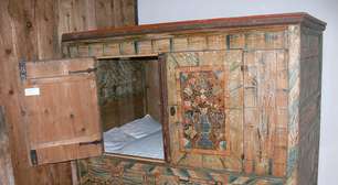 Na Idade Média, era comum dormir dentro de guarda-roupas de madeira: a grande questão é por que paramos de fazer isso