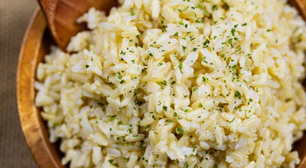 Pouca gente sabe, mas colocar essa erva no arroz pode ajudar a evitar que ele grude ou fique empapado