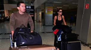 Alívio! Irmão de Anitta desembarca no Brasil com namorada, Hariany Almeida, e muitas bagagens, após risco de deportação na França