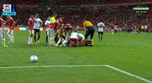 Bruno Tabata, do Inter, cai imóvel e precisa ser substituído contra o São Paulo