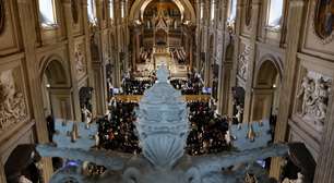 Em meio a guerras, Leão XIV marca sua primeira Páscoa como papa carregando cruz na Via Sacra