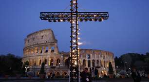 Papa Leão XIV carrega cruz por estações em Via Crucis no Coliseu