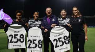 Zanotti e Vic Albuquerque recebem camisas e placas personalizadas por marca histórica no Corinthians