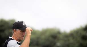 Renato observa jogador que vem se destacando no sub-20 do Vasco