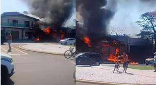 Avião de pequeno porte cai sobre casa no litoral do RS; piloto morreu na hora