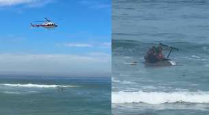 Helicóptero perde altitude e afunda na praia da Barra da Tijuca, no Rio de Janeiro