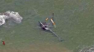 Helicóptero perde altitude e afunda na praia da Barra da Tijuca, no Rio de Janeiro